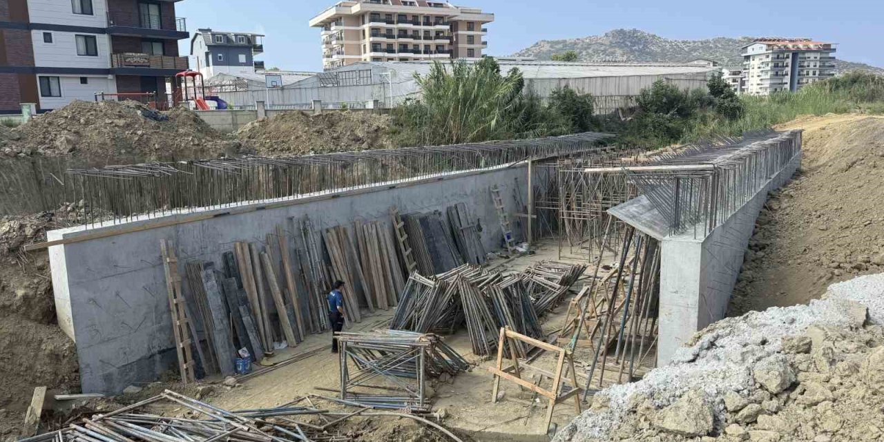 Köprü İnşaatında Düşen İşçi Ağır Yaralandı