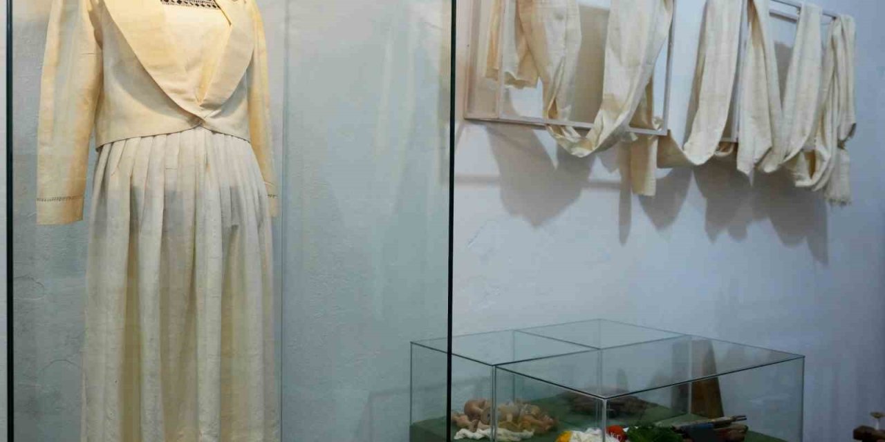 Alanya’da İpeğin İzinde Sergisi, Tarihi Bedesten’de Açıldı