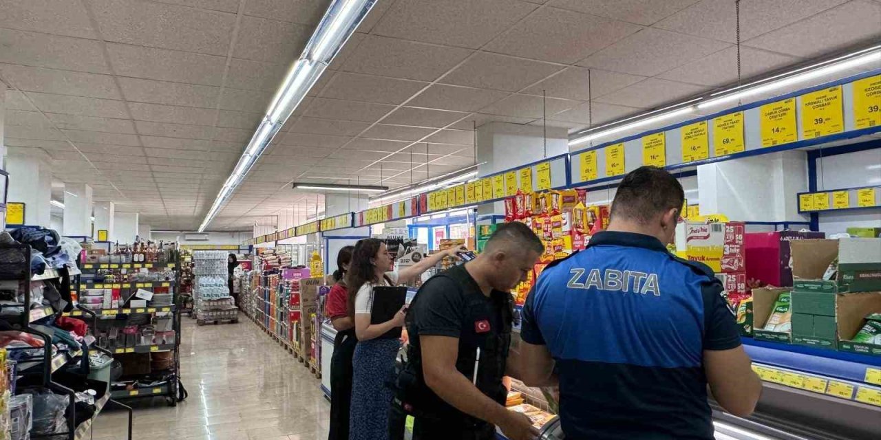 Kemer’de Zabıta Ekipleri Marketlerde Etiket Ve Hijyen Denetimi Yaptı