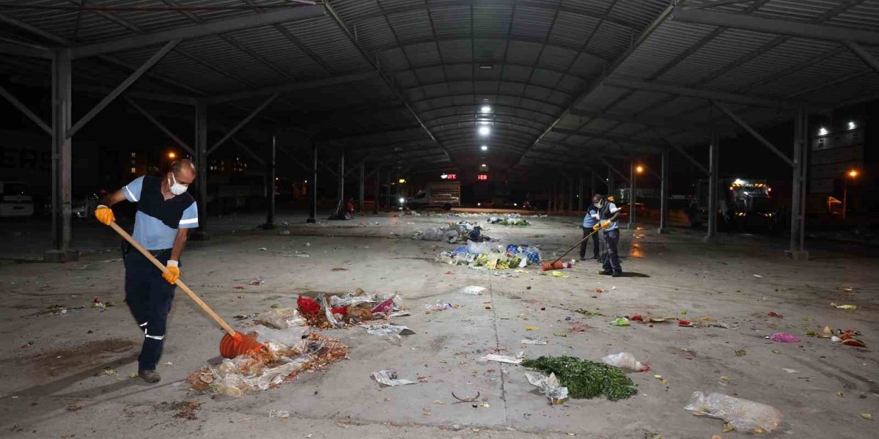 Akdeniz’de Pazar Yerleri Yıkanıyor, Çöp Konteynerleri Dezenfekte Ediliyor