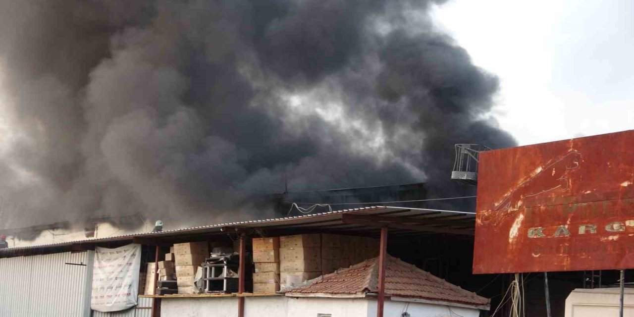 Antalya’da Otel Ekipmanları Deposu Alev Alev Yandı, Çalışanlar Gözyaşlarını Tutamadı