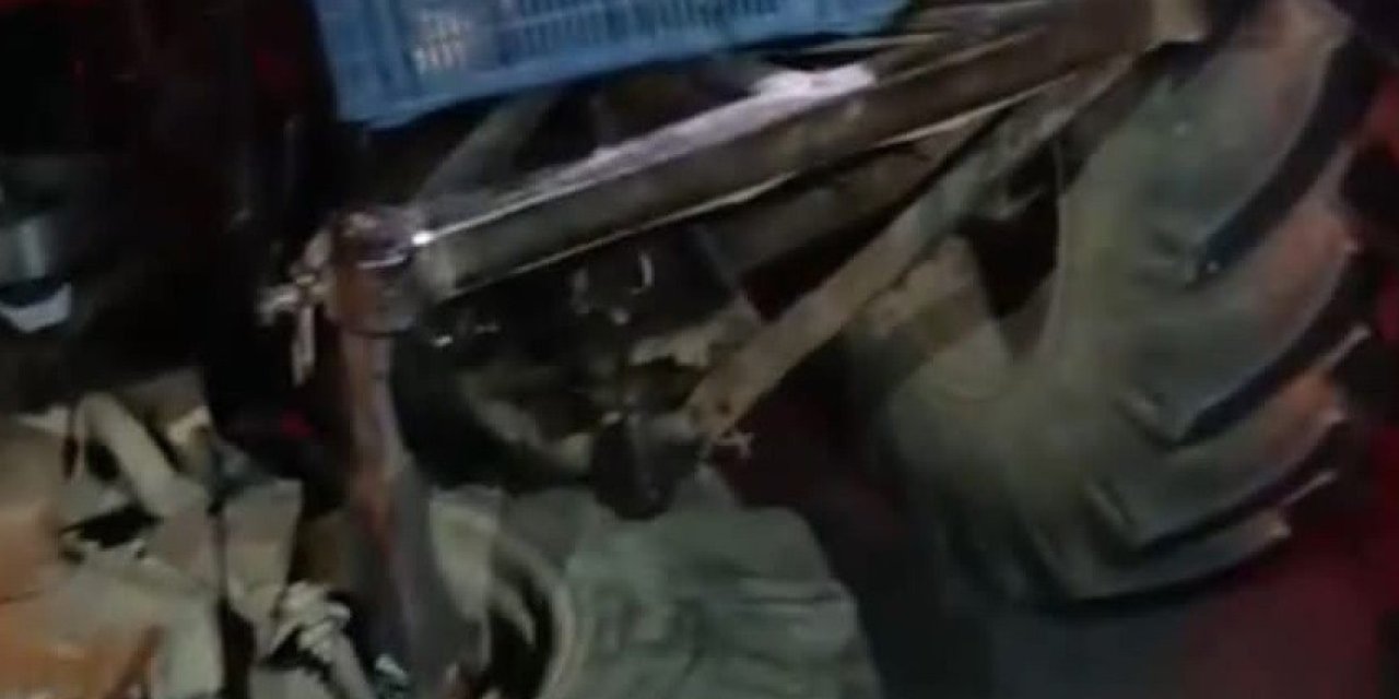 Otomobille Çarpışan Traktörün Tekeri Koptu: 2 Yaralı