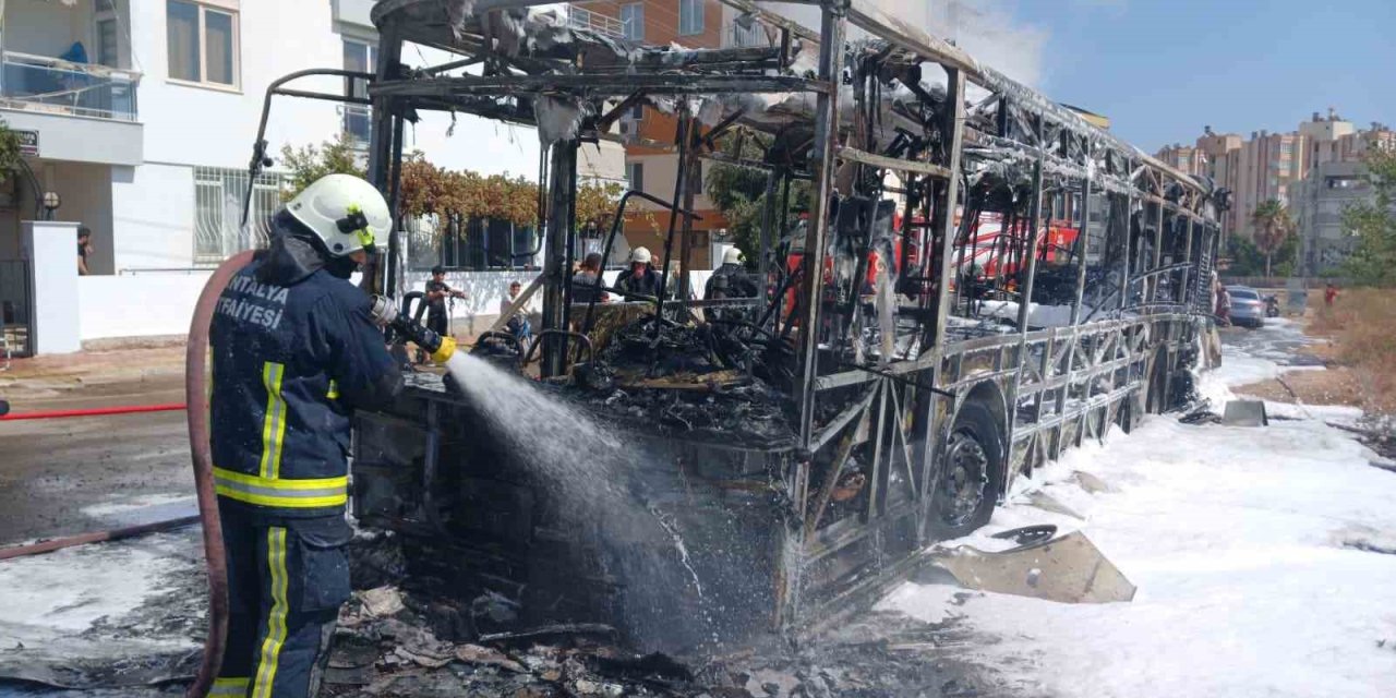 Antalya’da Özel Halk Otobüsü Park Halindeyken Alev Alev Yandı