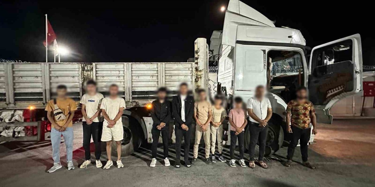 Tırdan 9 Düzensiz Göçmen Ve 1,5 Milyonluk Kaçak Elektronik Sigara Çıktı