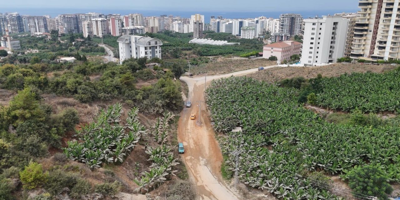 Alanya’da Yol Genişletildi, Elektrik Direği Yolun Ortasında Kaldı