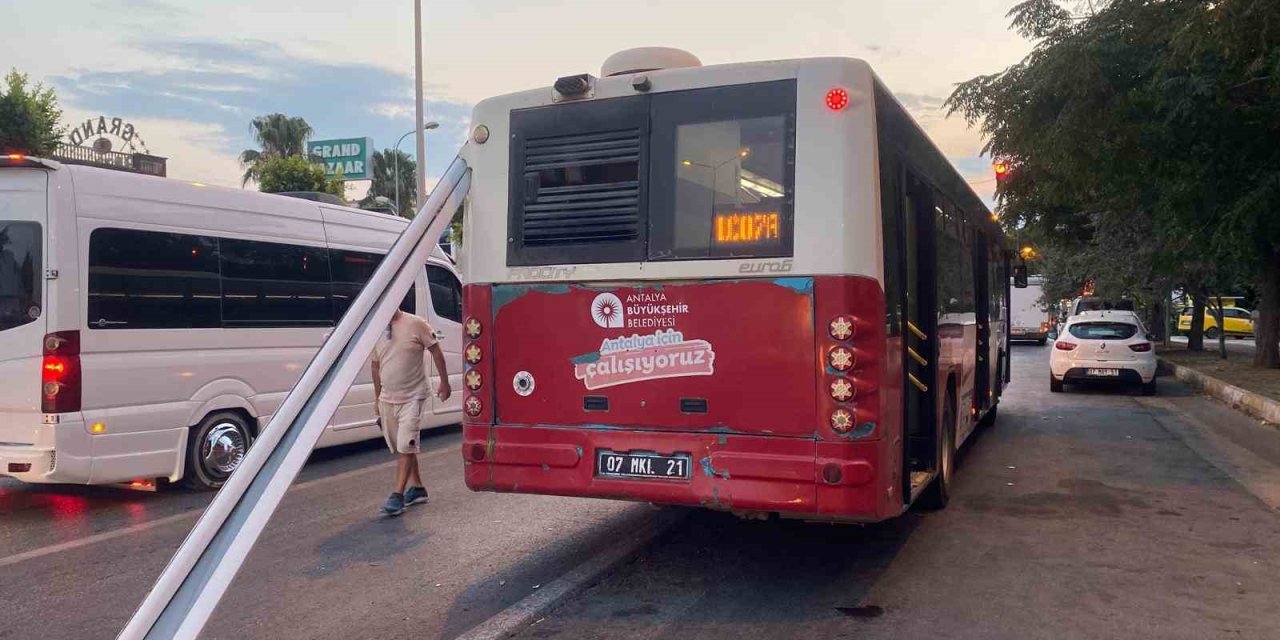Antalya’da Halk Otobüsüne Karavan Tentesi Saplandı