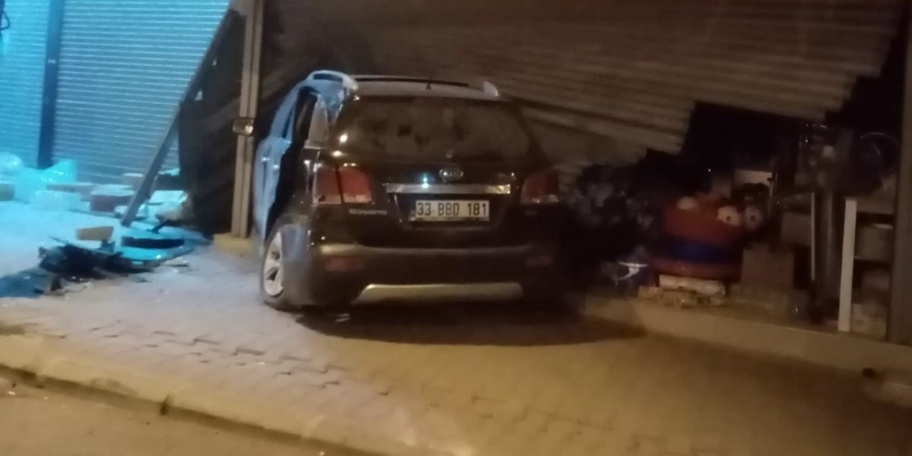 Araç İşyerine Daldı: 2 Yaralı