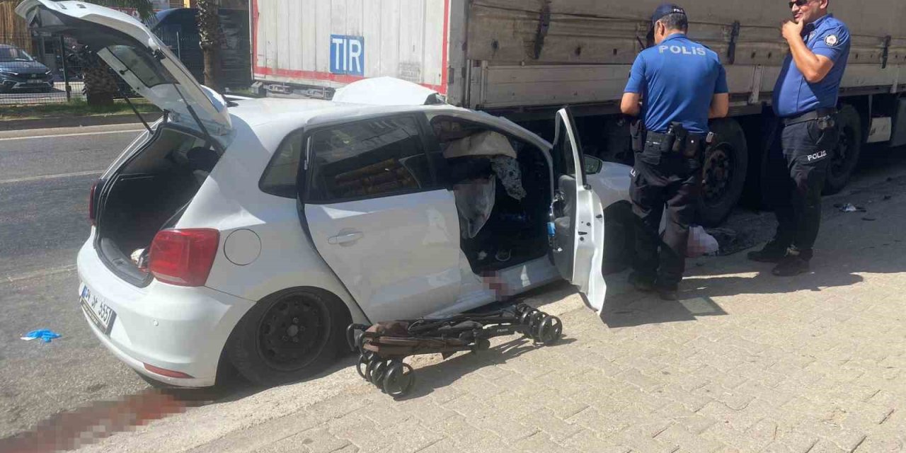 Otomobil, Park Halindeki Tıra Çarptı: 4 Yaralı