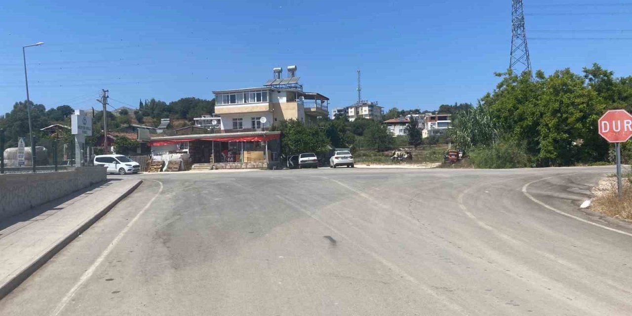 El Frenini Çekmeyi Unutup Arkasından Koştuğu Otomobil Park Duvarına Çarparak Durabildi