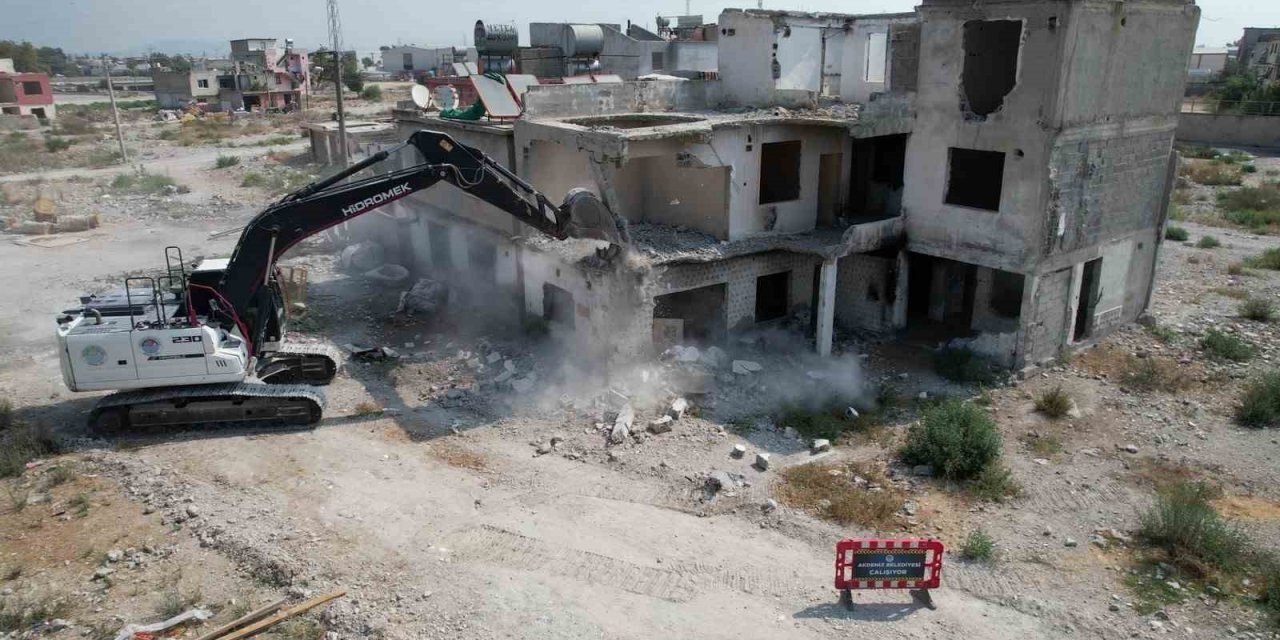 Mersin’de Terk Edilmiş 3 Katlı Bina Yıkıldı