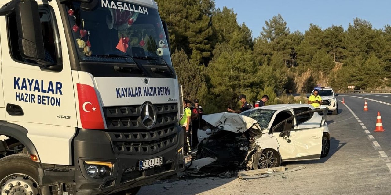 Antalya’da Otomobil İle Beton Mikseri Çarpıştı: 1 Ölü, 2 Yaralı