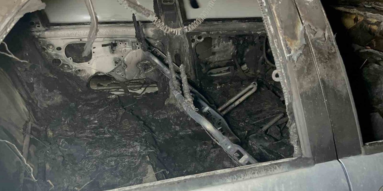 Park Halindeyken Yanmaya Başlayan Otomobil İçin Mahalleli Seferber Oldu