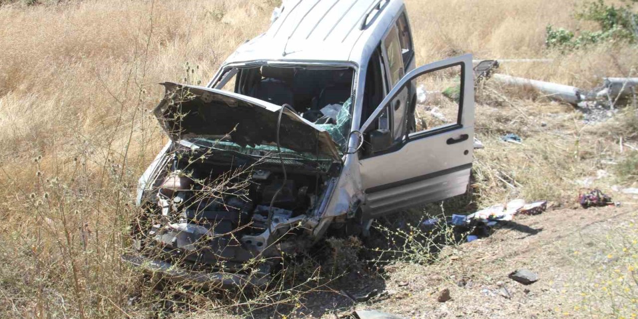 Hafif Ticari Araç Önce Ağaca Sonra Direğe Çarptı: 5 Yaralı