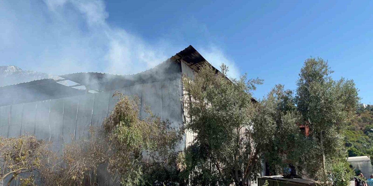 Alanya’da Mobilya Atölyesinde Yangın