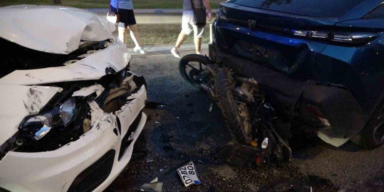 Zincirleme Kazada Motosikletli Genç Kız Yaralandı, Sürücü Olay Yerinden Kaçtı