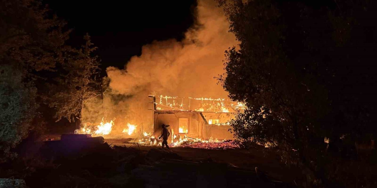 Antalya’da Kereste Fabrikasının Lojmanı Alev Alev Yandı, Büyük Panik Yaşandı