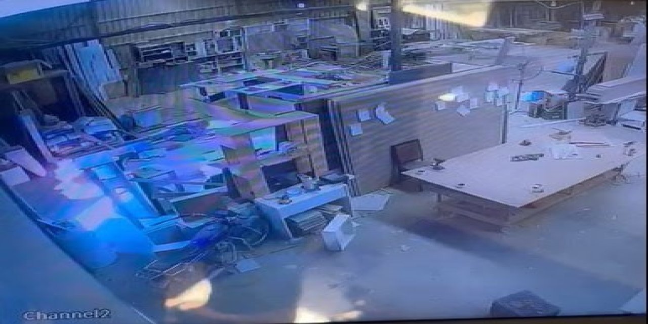 Alanya’da Mobilya Atölyesinin Kundaklandığı Anlar Güvenlik Kamerasında