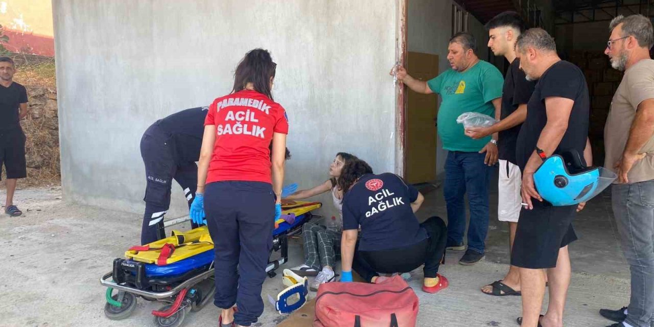 Traktörle Çarpışıp Römorkun Altında Kalan Motosikletin Sürücüsü Ölümden Döndü