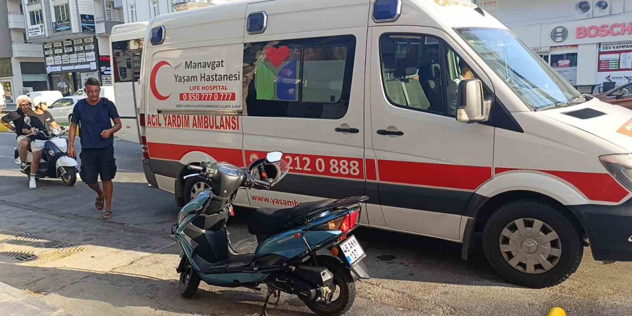 Motorlu Bisiklet, Araca Çarpıp Devrildi: Bisiklet Sürücüsü Yaralandı