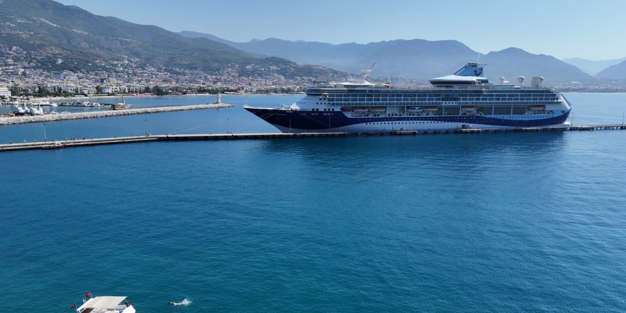 Bin 924 Yolcu 734 Mürettebatlı Dev Gemi Alanya’ya Demir Attı