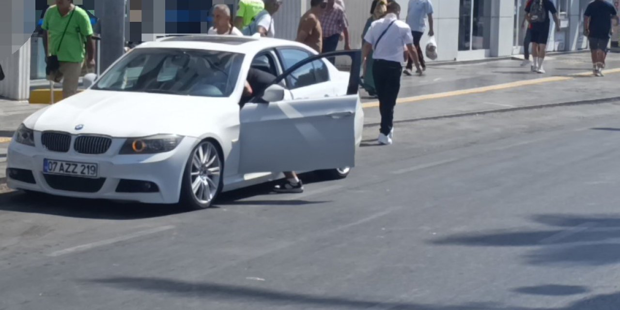 Kırmızı Işıkta Bekleyen Sürücünün Önünü Kesip Saldırdılar, O Anlar Güvenlik Kamerasına Yansıdı