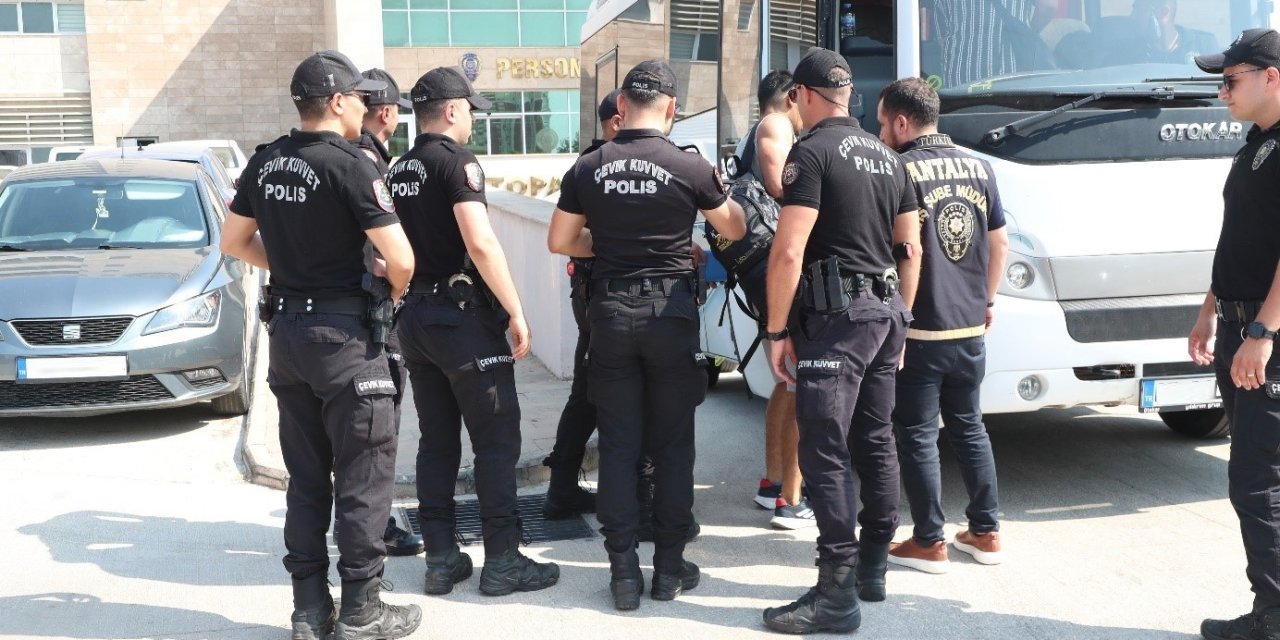 Antalya’da Aranan 125 Şahıs Eş Zamanlı Operasyonla Yakalandı