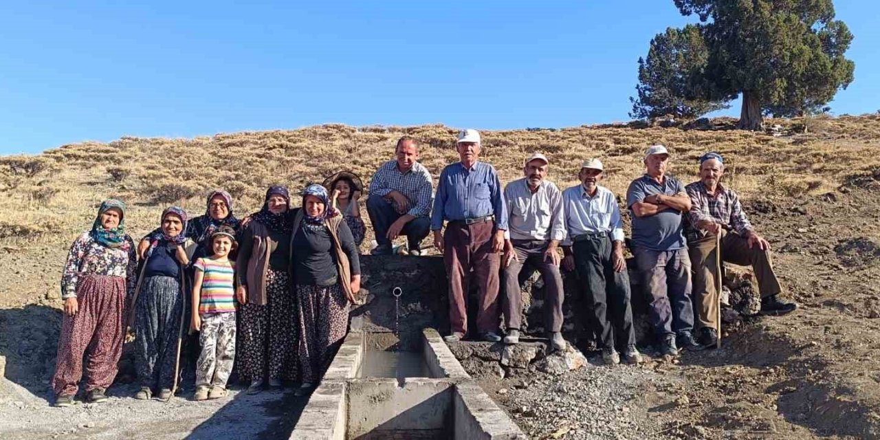 Köy Halkı İmece Usulü Çeşme İnşa Etti