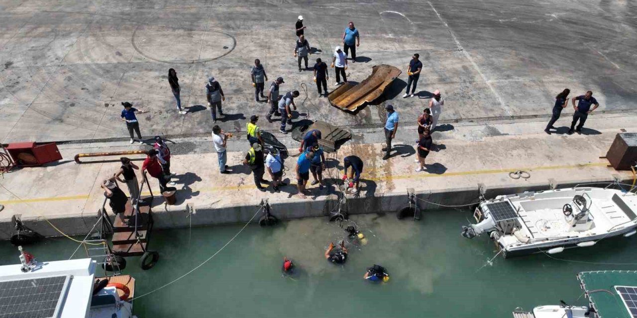 Balıkçı Barınağında Dip Temizliği: 2 Ton Çöp Çıkartıldı