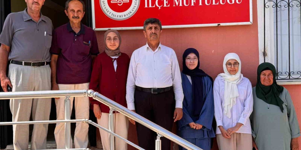 Anamurlu 3 Öğrenci Umre Yolunda