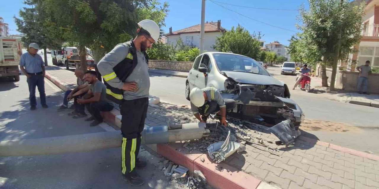 Karaman’da Kediye Çarpmamak İçin Manevra Yapan Sürücünün Otomobili Aydınlatma Direğini Devirdi