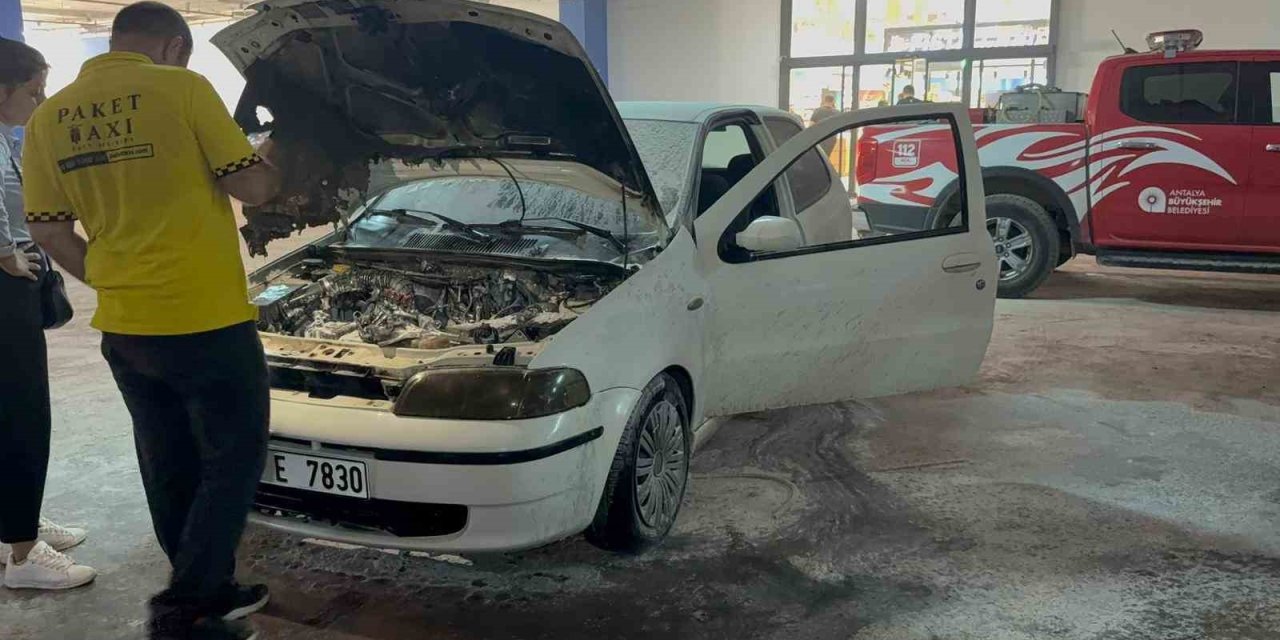 Gazipaşa’da Avm Otoparkında Otomobil Yangını
