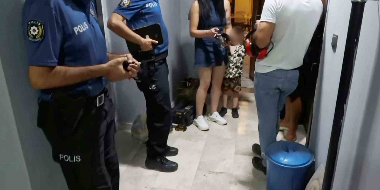 "kapımı Açın" Diye Feryat Etti, Kapı Açılınca Da İçeri Girmedi