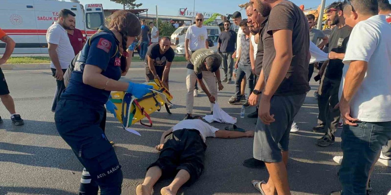 Yoldan Görüntü Alırken Cama Düşen Motosiklet Sürücüsüyle Ne Uğradıklarını Anlayamadılar