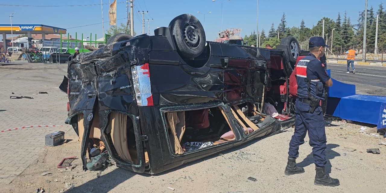 Tır, Önünde Seyreden 2 Minibüse Çarptı: 3 Yaralı