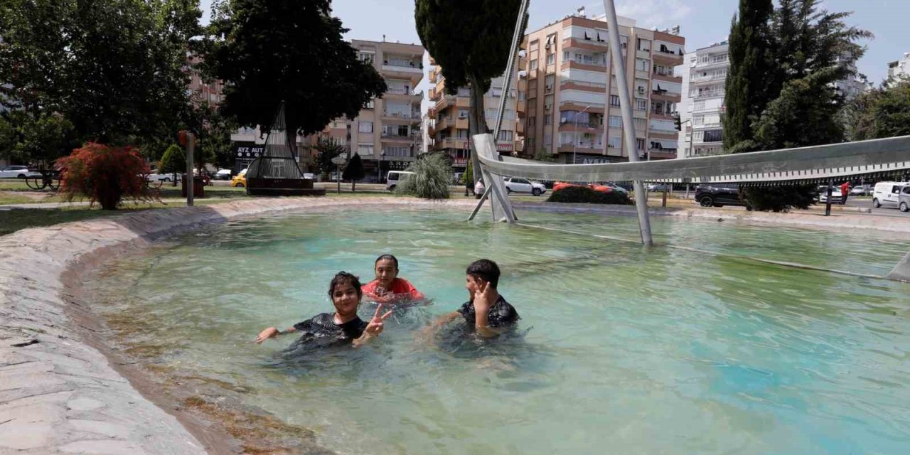 44 Derecelik Sıcaktan Bunalan Çocuklar Süs Havuzunda Serinledi