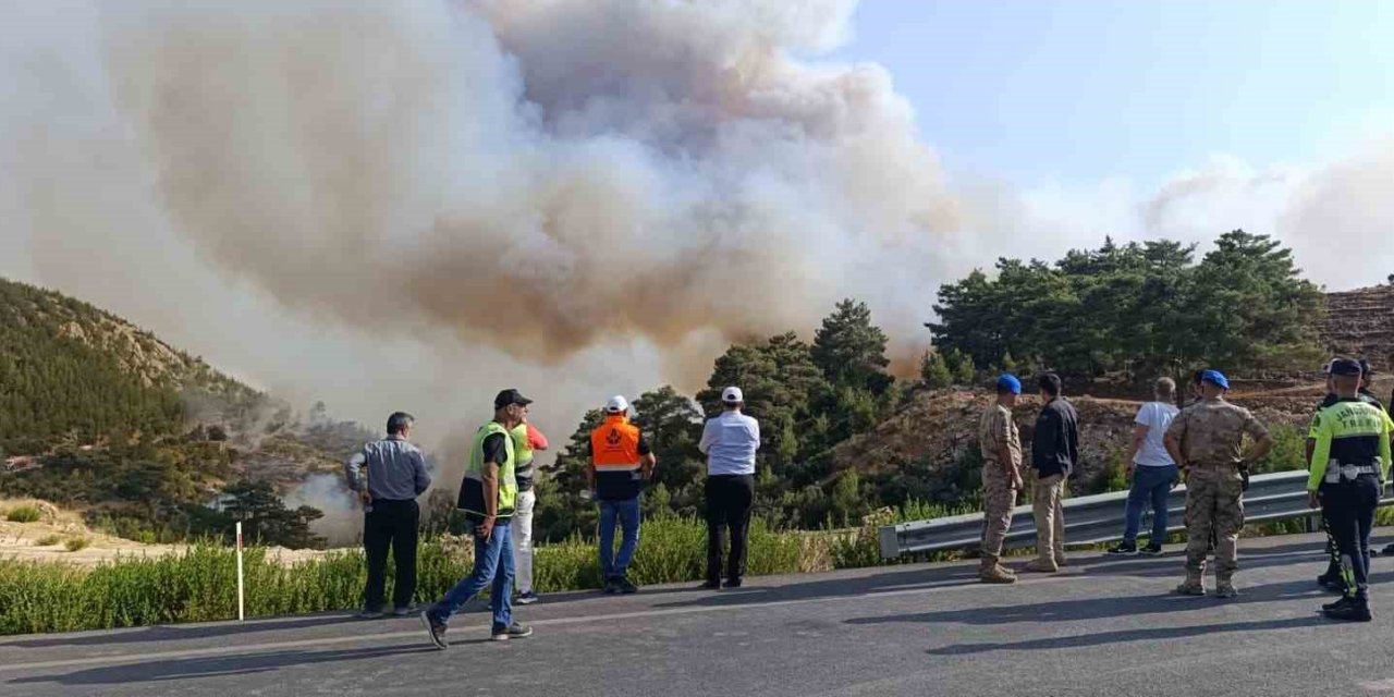 Mersin’deki Orman Yangını: 5 İlden Takviye Geldi Ekiplerin Müdahalesi Sürüyor