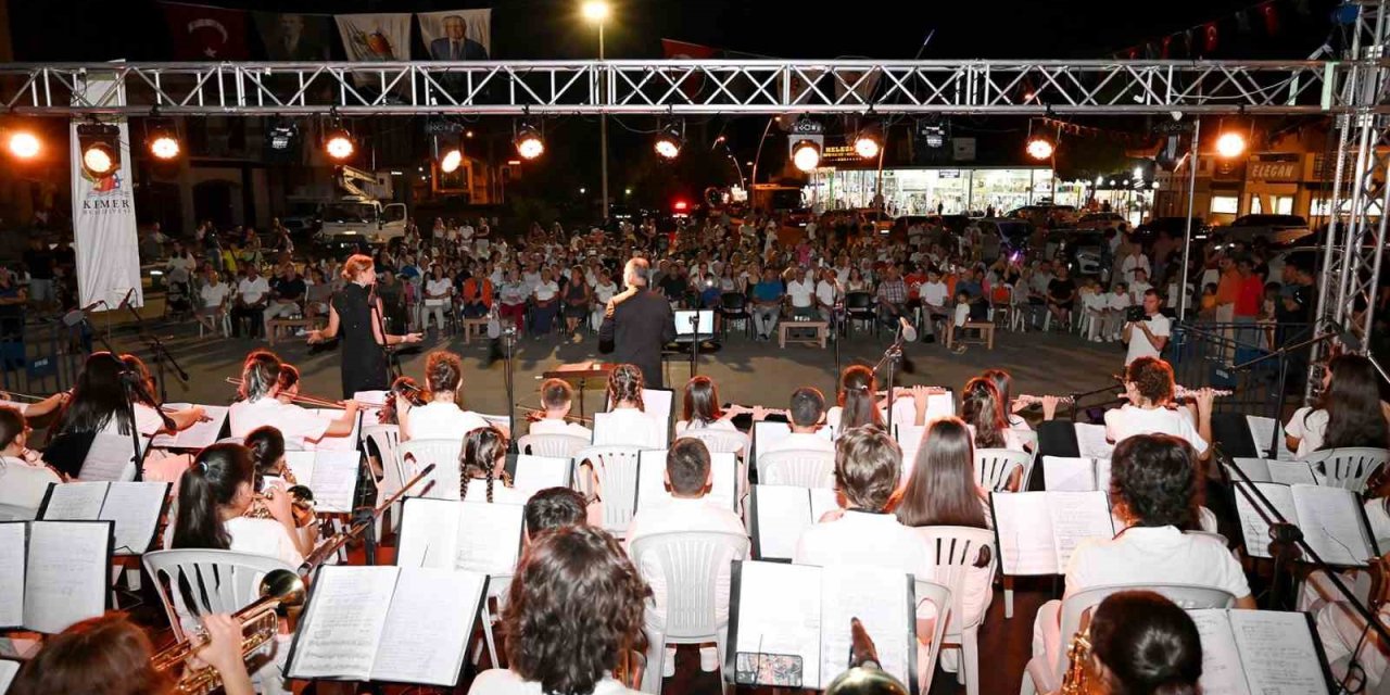 Kemer’de Sokak Hayvanları Yararına İkinci Konser