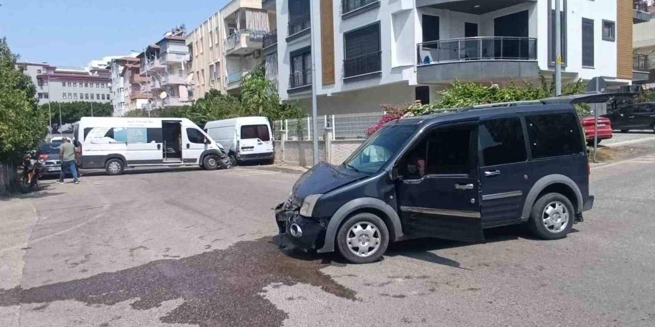 Hafif Ticari Araç Servis Minibüsüne Çarptı: 4 Yaralı