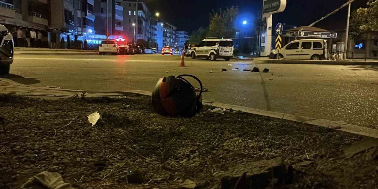 Ters Yönde İlerleyen Hafif Ticari Araç Motosiklete Çarptı: 1 Ağır Yaralı