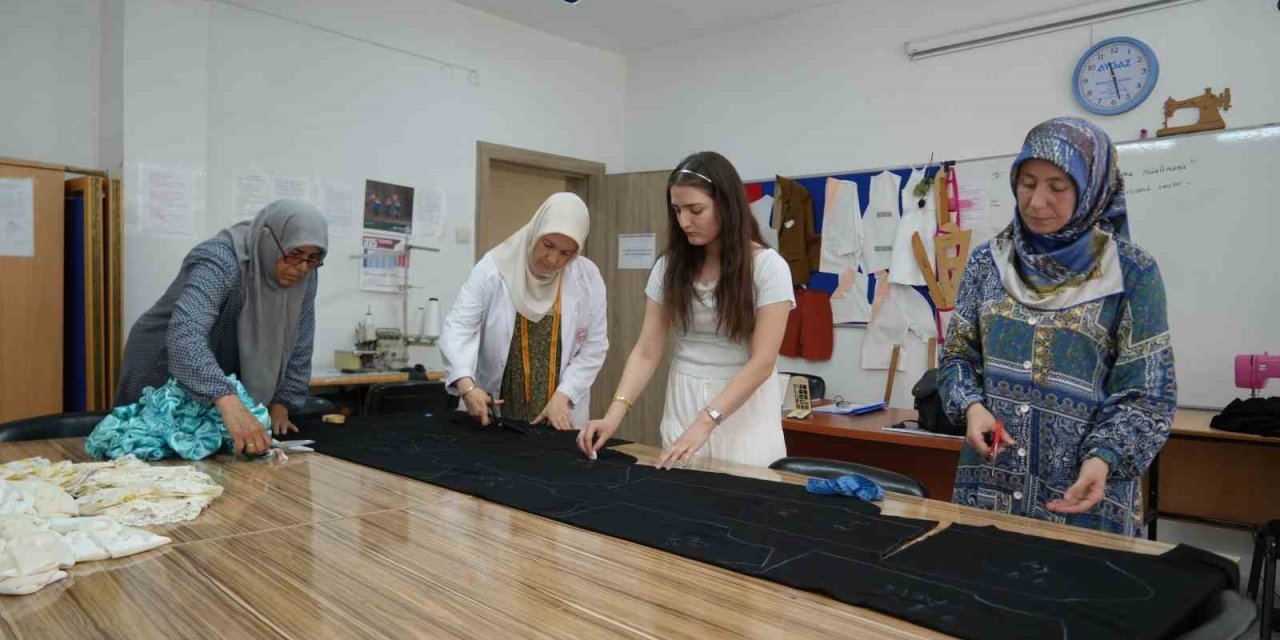 Niğdeli Kursiyerler Gazzeli Çocuklar İçin Binlerce Kıyafet Dikti