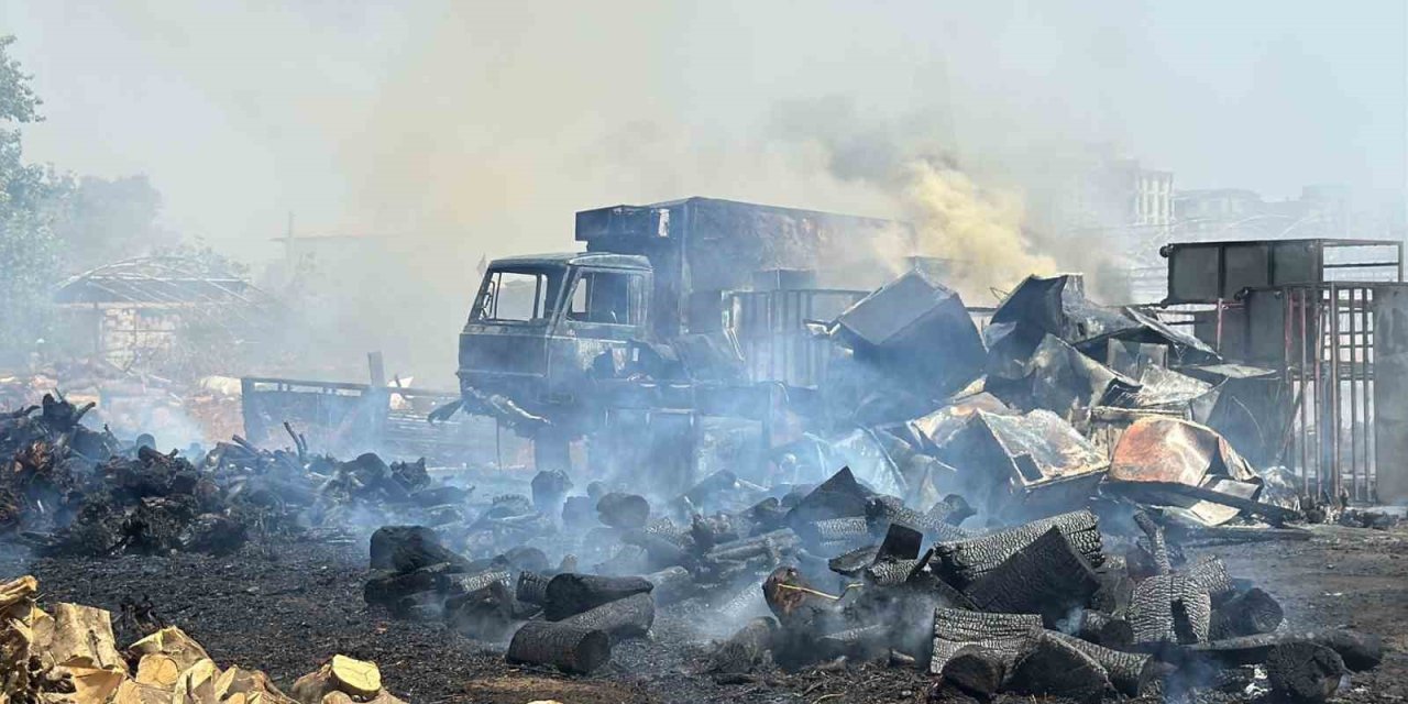 Sera Sökümü Sırasında Spiral Kıvılcımlarından Çıkan Yangın, Odun, Kamyonet Ve Atık Malzemeleri Küle Çevirdi