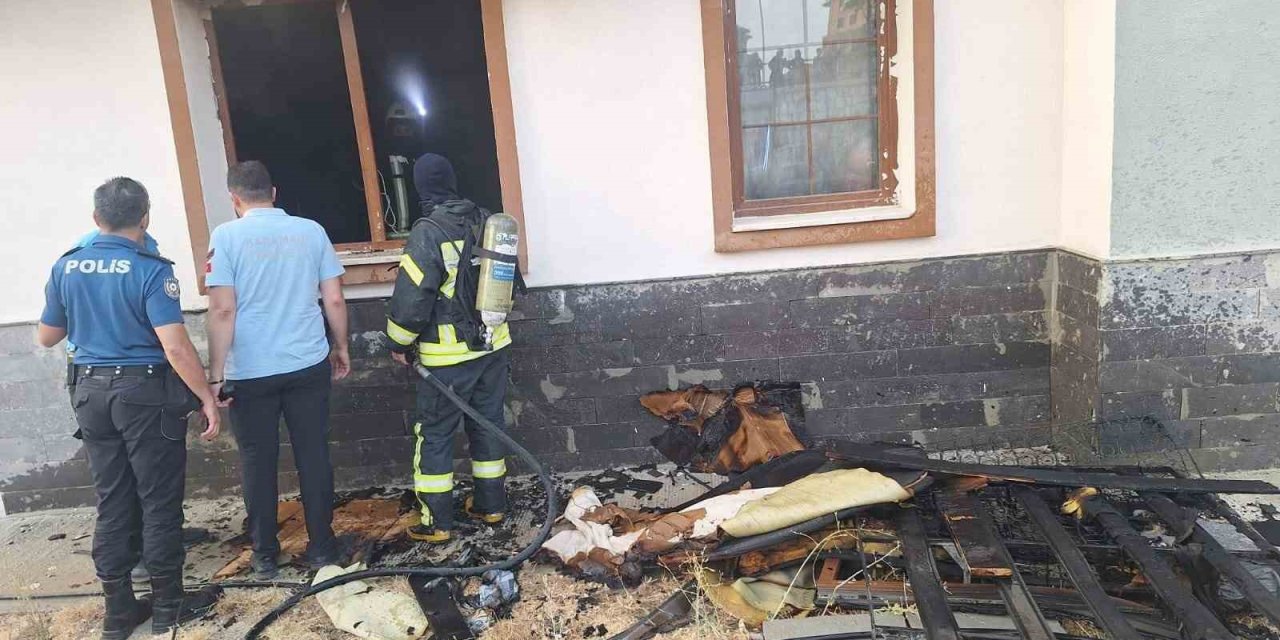 Karaman’da Apartmanın Giriş Katındaki Dairede Çıkan Yangın Korkuttu