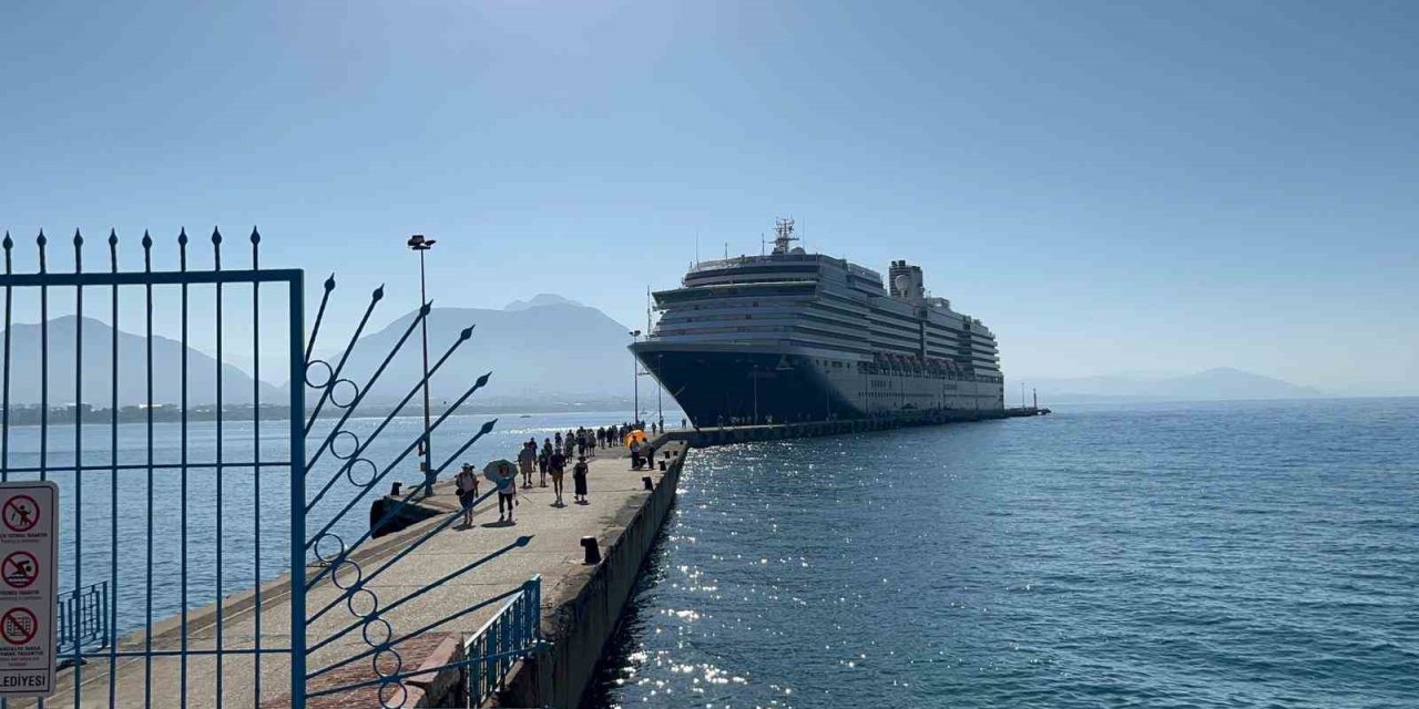 Hollanda Bandıralı 2 Bin 110 Yolcu 784 Mürettebatlı Kruvaziyer Gemisi Alanya’ya Ulaştı