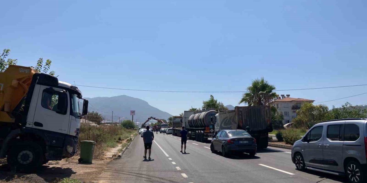 Açık Damperle Eds Direğine Çarptı