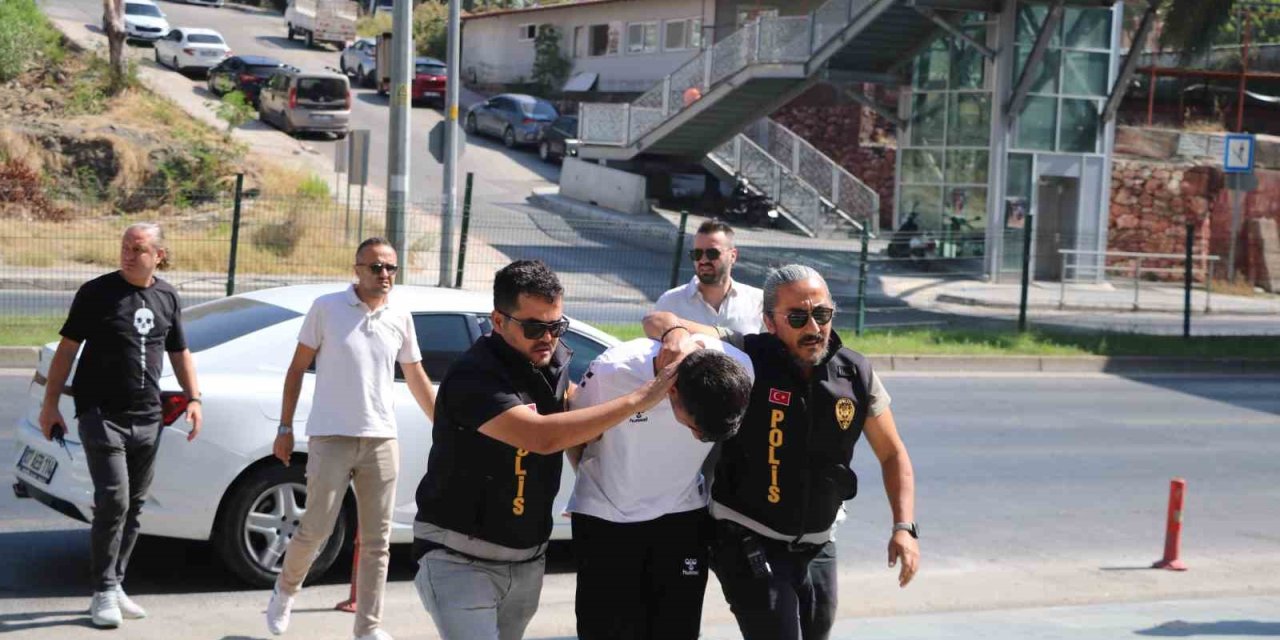 Emlakçıyı Arayıp Kiraladığı Evde Cinayet İşlediğini Söyleyen Zanlı Gümüşhanede Yakalandı