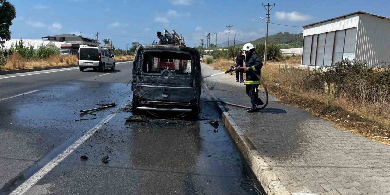 Alanya’da Seyir Halindeki Fiat Otomobil Alev Aldı