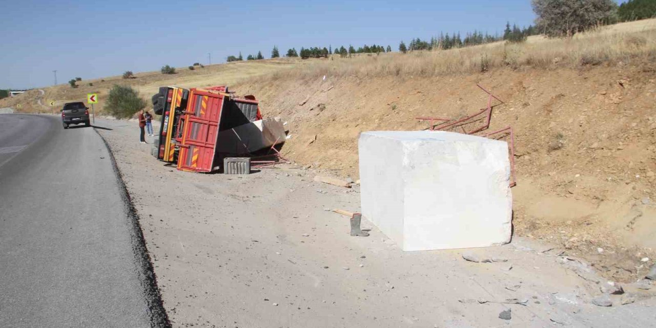 Konya’da Mermer Blok Ve Tomruk Taşıyan Tırlar Devrildi: 2 Yaralı