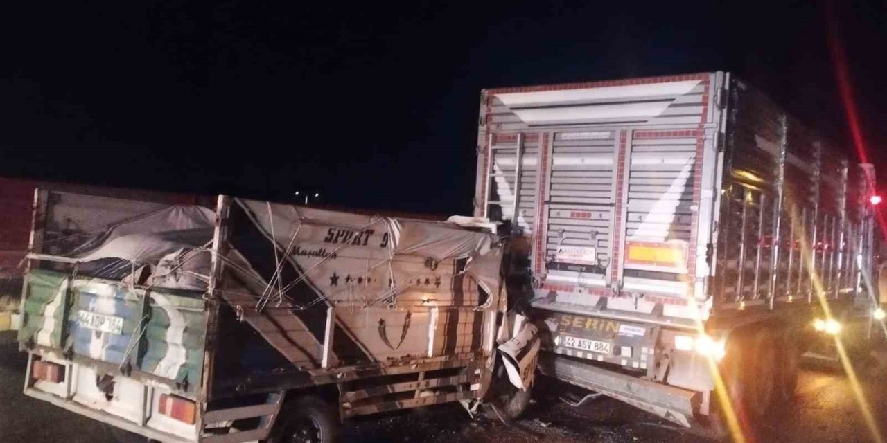 Kamyonet Tıra Arkadan Çarptı: 1 Ağır Yaralı