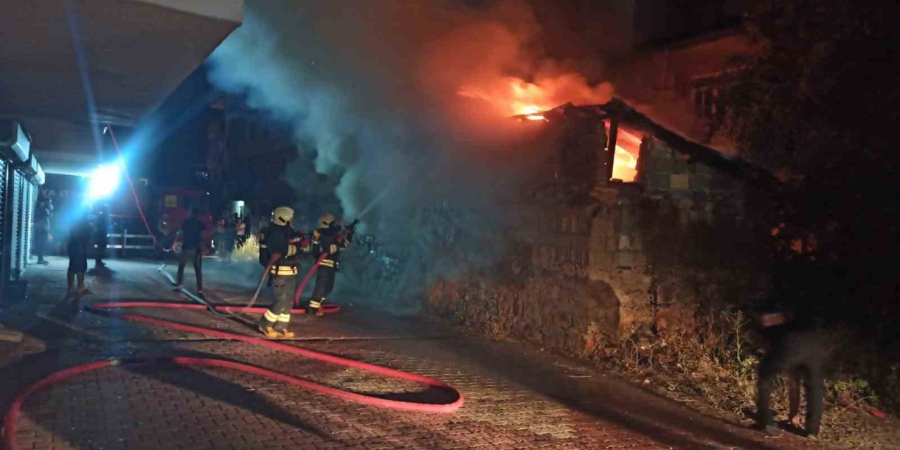 Seydişehir’de Metruk Depoda Yangın