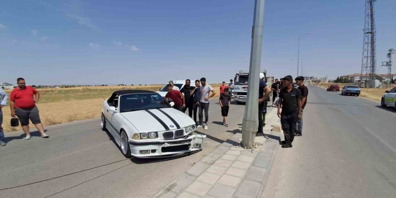 Karaman’da Otomobil Aydınlatma Direğine Çarptı: 1 Yaralı